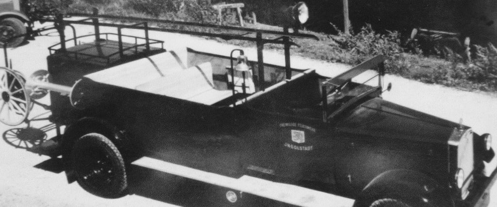 Ein siebensitziger Mannschaftswagen „Brennabor“ mit 600-Liter-Motorspritze aus dem Jahre 1932. Salzwedel hatte sich bereits 1925 eine Magirusspritze angeschafft, welche bei vielen Bränden ihre Leistungsfähigkeit bewies.