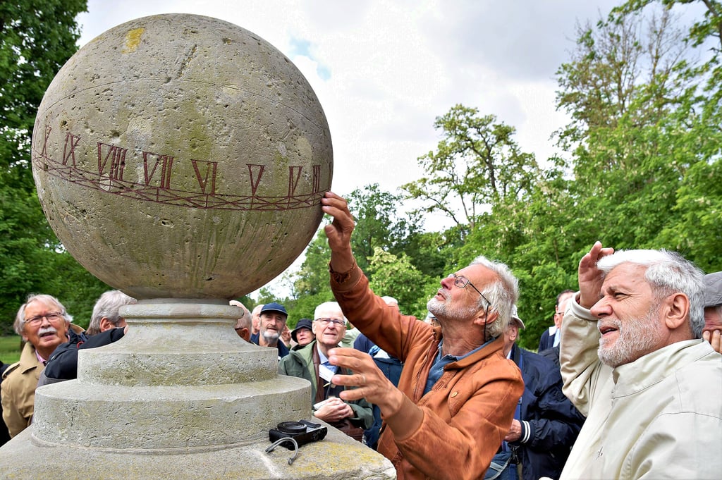 Auf Exkursion im Herrenkrugpark in Magdeburg. Willy Bachmann findet einen Anzeigefehler an der historischen Kugelsonnenuhr.
