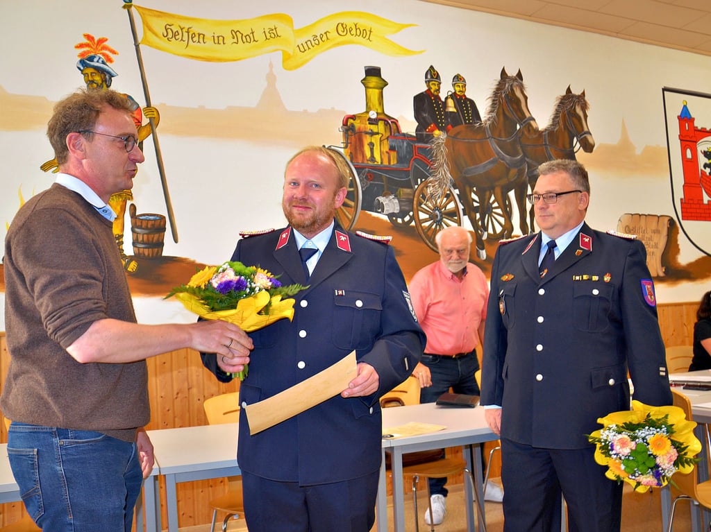 Verbandsgemeinde-Bürgermeister Jan Ochmann beglückwünscht die neue Leitung der Saale-Wipper-Feuerwehr mit Michael Kruse als Chef (rechts) und Karsten Höppner als dessen Stellvertreter. Im Hintergrund Gerhard Malkowski vertrat in der Verbandsgemeinderatssitzung deren Vorsitzenden Helmut Zander.