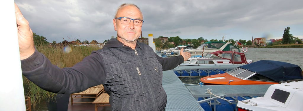 Dirk Ginsberg auf seiner Stegananlage in der Saale vor der Stadt Calbe. 20 bis 25 Boote haben an der Steganlage Platz. In Zukunft will der Unternehmer die Anlage noch ewtas erweitern, um so noch mehr Bootsparkplätze zu schaffen.
