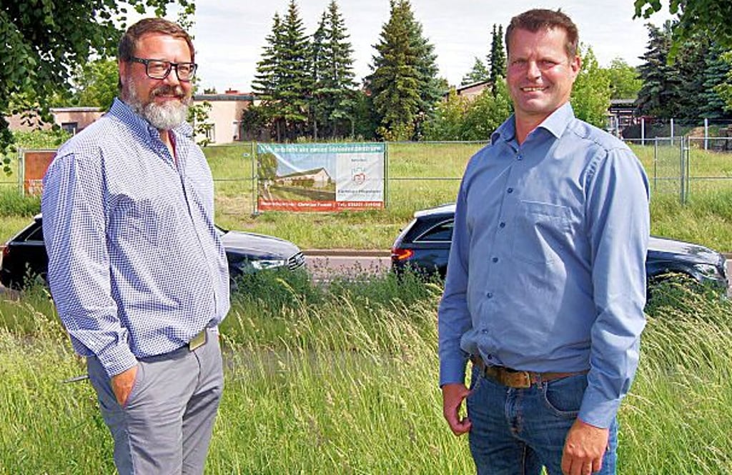 Christian Paasch und Holger Boese vor dem Baugrundstück.