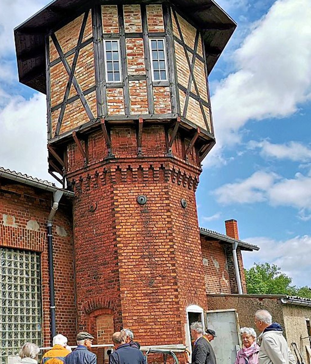 Der Wasserturm an der ehemaligen Strecke Havelberg – Glöwen wurde vor dem Verfall bewahrt.