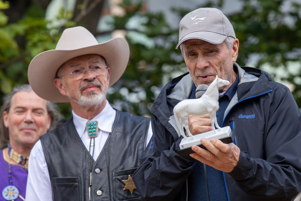 Der Schauspieler Gojko Mitić (r) freut sich neben Volkmar Kunze, Geschäftsführer vom Karl-May- Museum Radebeul, über einen Mustang aus Meißner Porzellan.