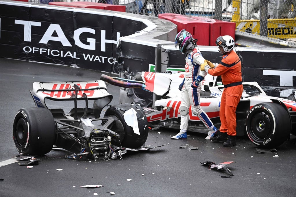 Glück im Unglück: Mick Schumacher neben seinem zweigeteilten Haas.