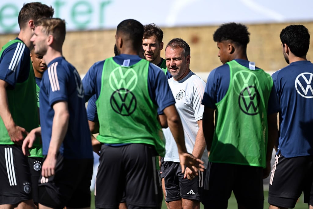 Bundestrainer Hansi Flick spricht zu seinen Spielern während des Trainings.