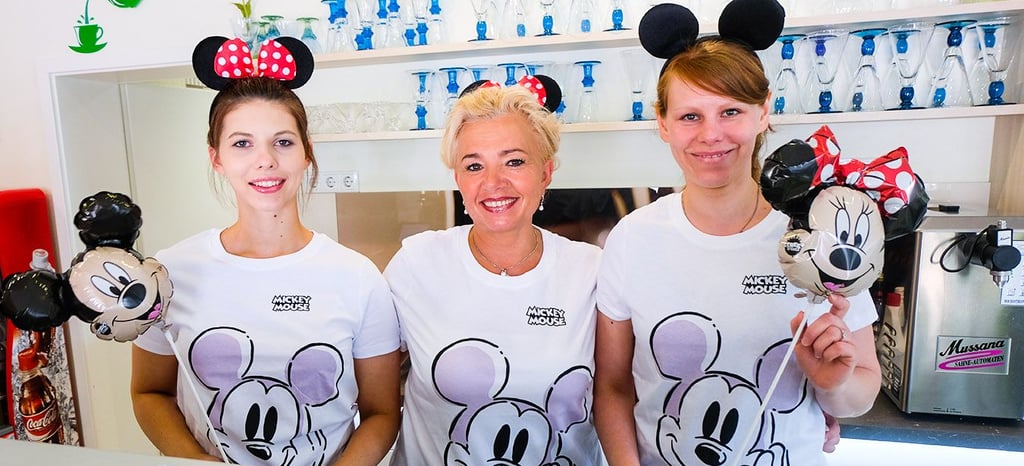 Beatrice Bosse, Chefin Mandy Maatz und Saskia Röder (von links) sind bestens vorbereitet auf die Jubiläumsfeier zum Kindertag am Mittwoch in Elster.
