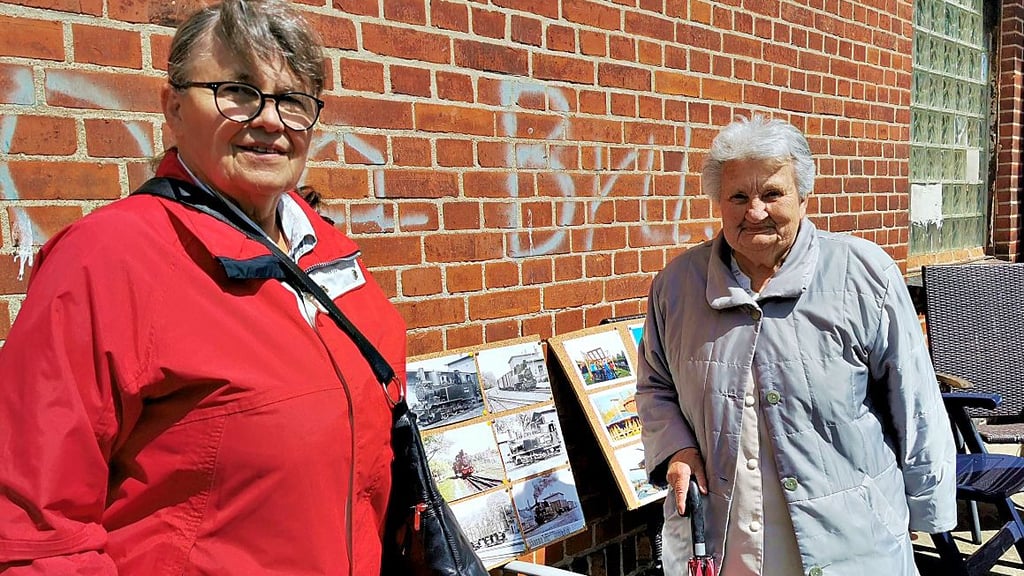 Hildegard Franz und Gundela Rieck, beide in der Singegruppe des Heimatvereins aktiv, schauten mit großem Interesse die Sammlung alter Fotos zur Havelberger Zugverbindung an.