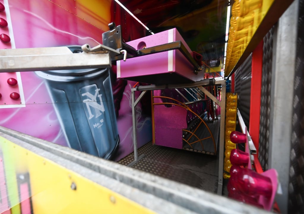 Das Fahrgeschäft auf dem Emder Matjesfest wurde über Nacht abgebaut und abgestellt.