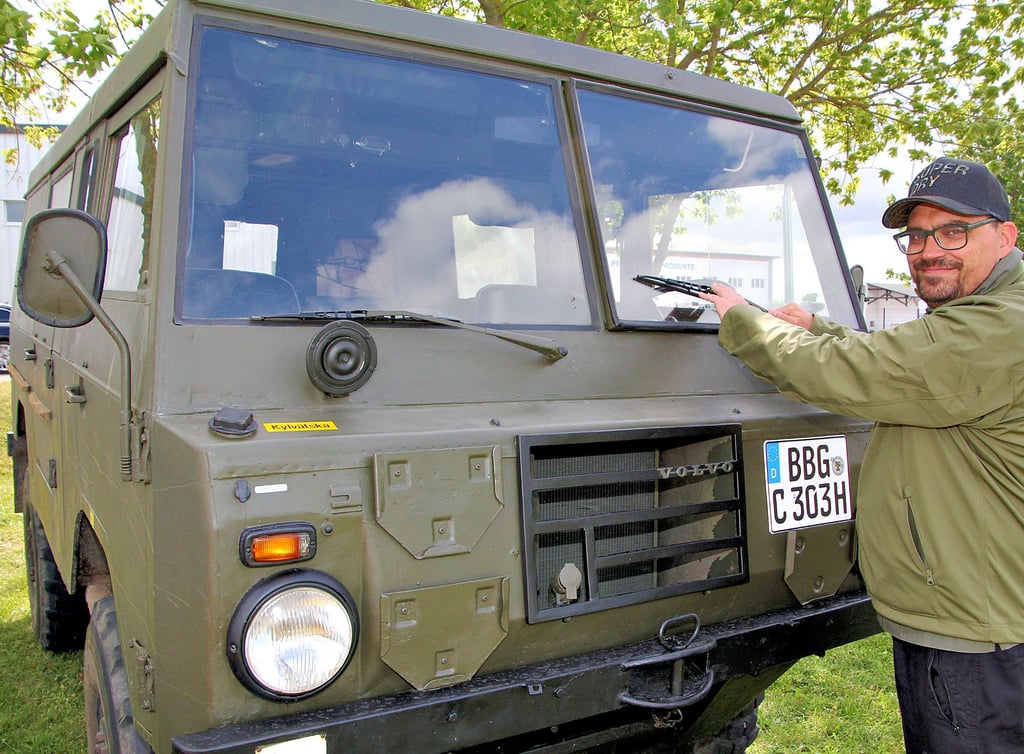 Mirko Schmidt aus Alsleben führte in Peißen einen Volvo C303 vor. Das ehemalige schwedische Militärfahrzeug hatte der 41-Jährige vor einem Jahr am Bodensee für sich und seine Familie entdeckt.