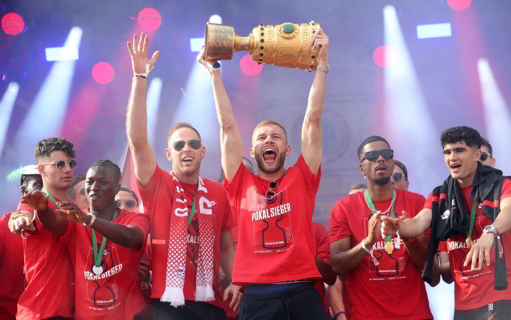 Dominik Szoboszlai, Amadou Haidara, Torwart Peter Gulacsi, Konrad Laimer, Benjamin Henrichs und Hugo Novoa (v.l.n.r.) feiern den Leipziger Sieg im DFB-Pokal.