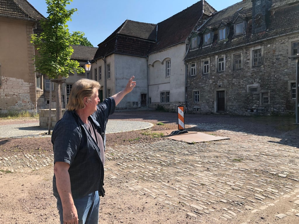 Hubert Schmoranzer zeigt das Uhrenhaus, dessen Dach dringend saniert werden muss.