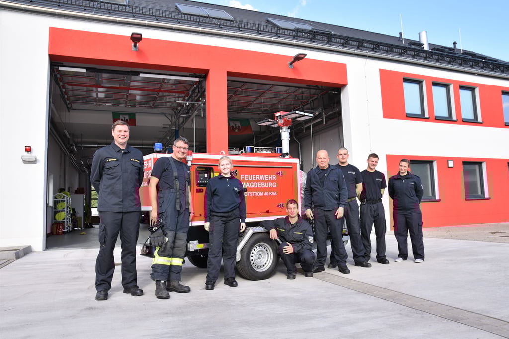 Einsatzkräfte der Freiwilligen Feuerwehr Magdeburg-Prester mit dem neuen Stromerzeuger am Gerätehaus.