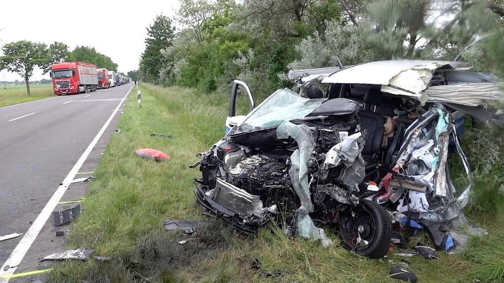 Der Weg in den Urlaub endete für einen Familienvater auf der B189 bei Ziegenhagen bei Stendal in der Altmark tödlich. Er kollidierte mit seinem Kleinbus frontal mit einem Lkw. Mehrere weitere Fahrzeuginsassen, darunter ein kleines Kind, wurden schwer verletzt. Foto: