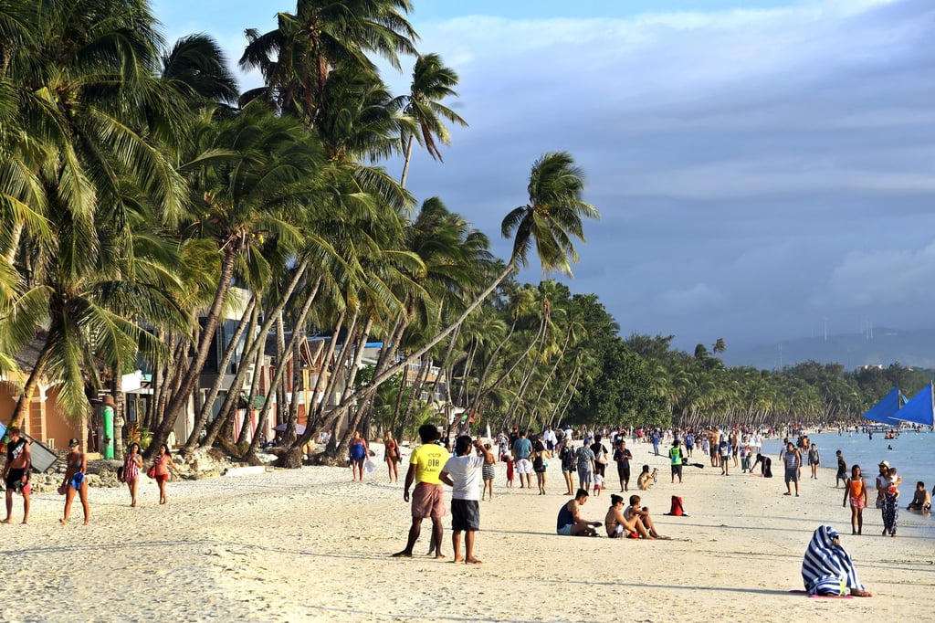 Urlaub am Strand der Insel Boracay auf den Philippinen. Das Land erleichtert die Einreise für internationale Touristen weiter.