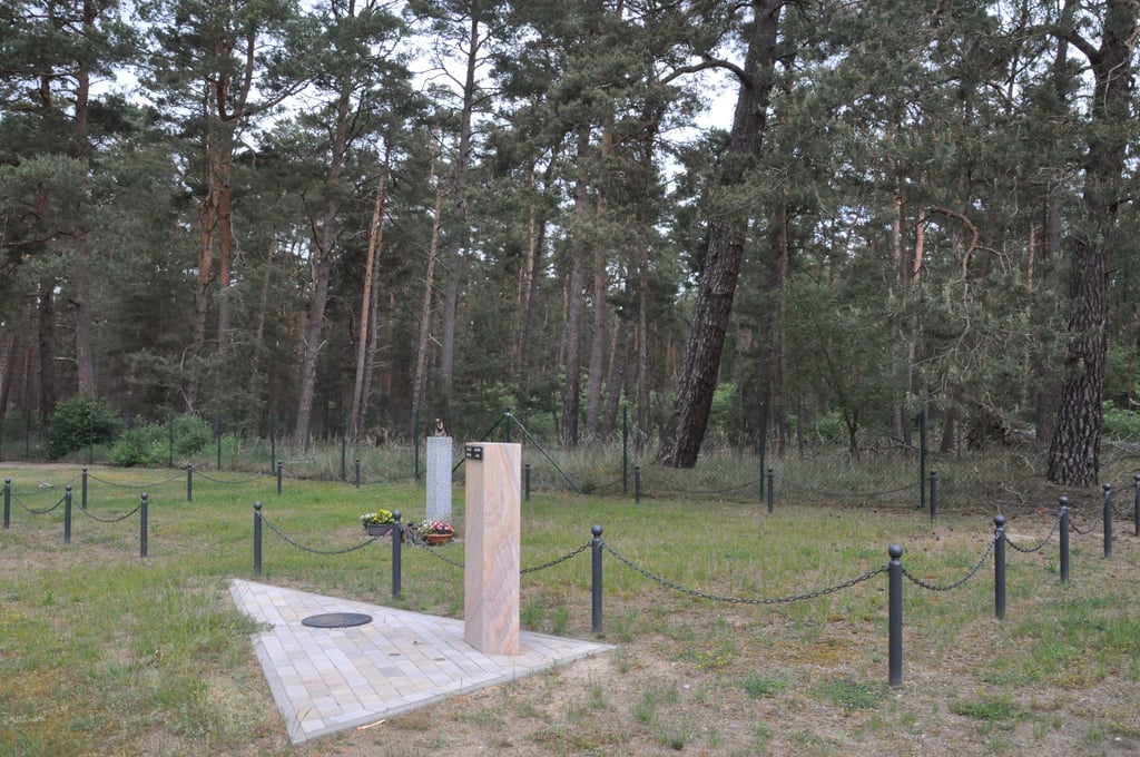 Auf dem Jercheler Friedhof sind jetzt auch teilanonyme Bestattungen möglich. Dafür wurde die bereits seit 2010 vorhandene grüne Wiese in der Mitte geteilt.