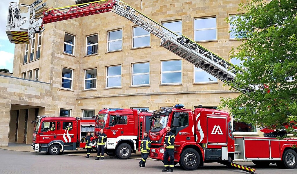 Die neuesten Fahrzeuge der Feuerwehren aus Bitterfeld-Wolfen wurden vor dem Rathaus in Wolfen gezeigt.