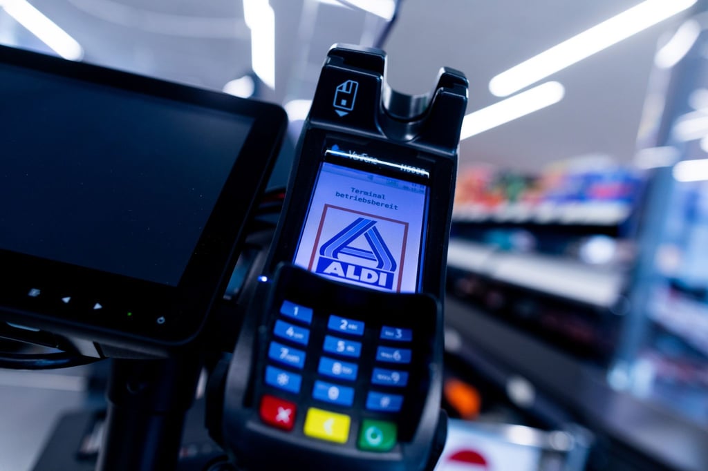 Das Zahlungsgerät an einer Kasse einer Aldi-Filiale.