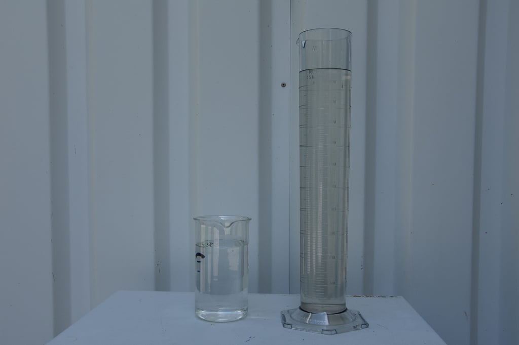 So sieht das Trinkwasser aus, nachdem es im Wasserwerk Zillierbachtalsperre aufgearbeitet wurde (links) - zum Vergleich: Im Behälter links ist Rohwasser direkt aus der Talsperre. Foto: Katrin Schröder