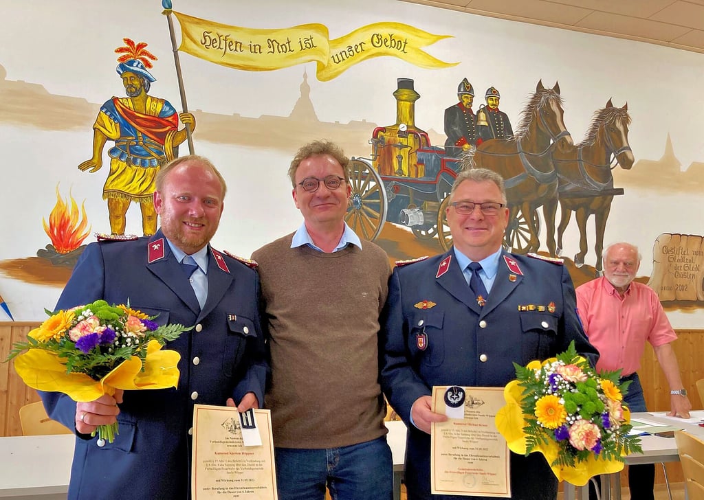 Saale-Wipper-Verwaltungschef Jan Ochmann (vorn, Mitte) beruft Michael Kruse (links) zum Gemeindewehrleiter und Karsten Höppner zu dessen Stellvertreter. Auch Gerhard Malkowski (rechts), stellvertretender Verbandsgemeinderatsvorsitzender, gratuliert.