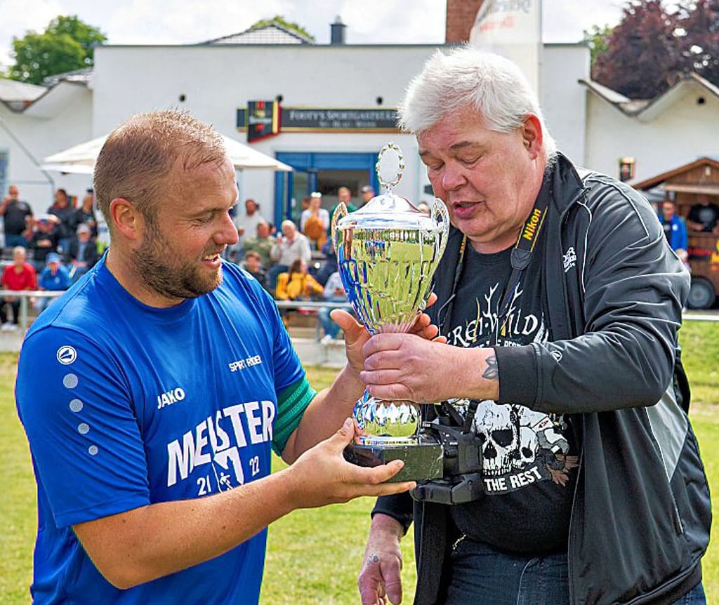 Blau-Weiß-Kapitän Oliver Eschrich erhält von Klaus-Peter Krümmling (KFV Burgenland) den Meisterpokal.