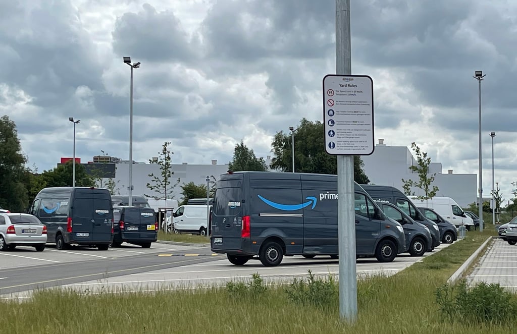 Auf diesem Parkplatz von Amazon im Norden Magdeburgs schlugen der oder die Täter zu.