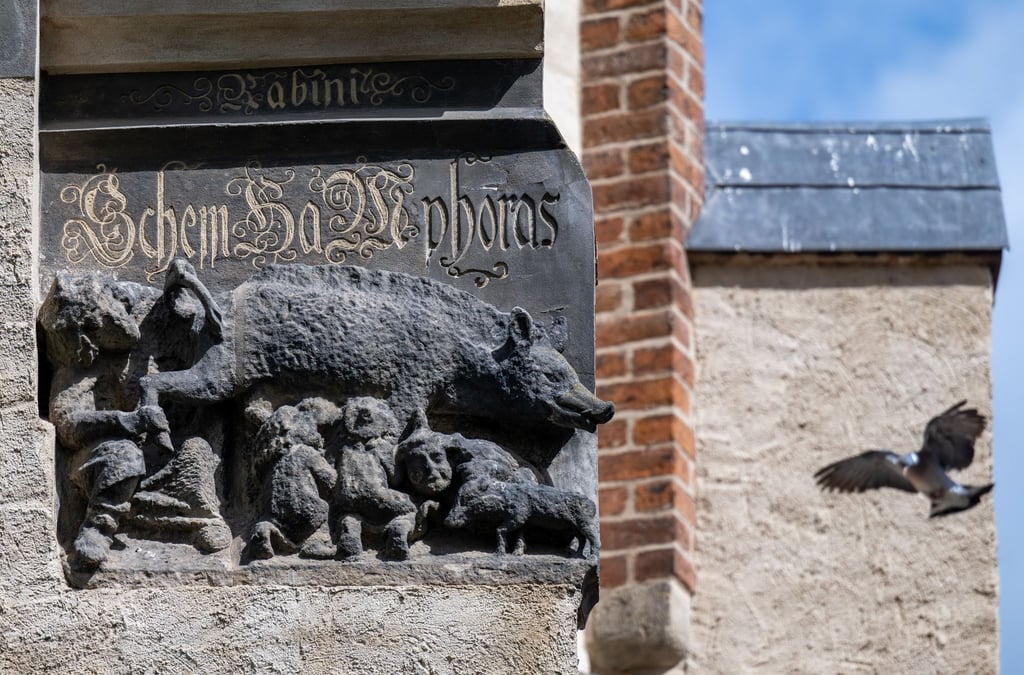 Eine als „Judensau“ bezeichnete Schmähplastik ist an der Stadtkirche von Wittenberg zu sehen.