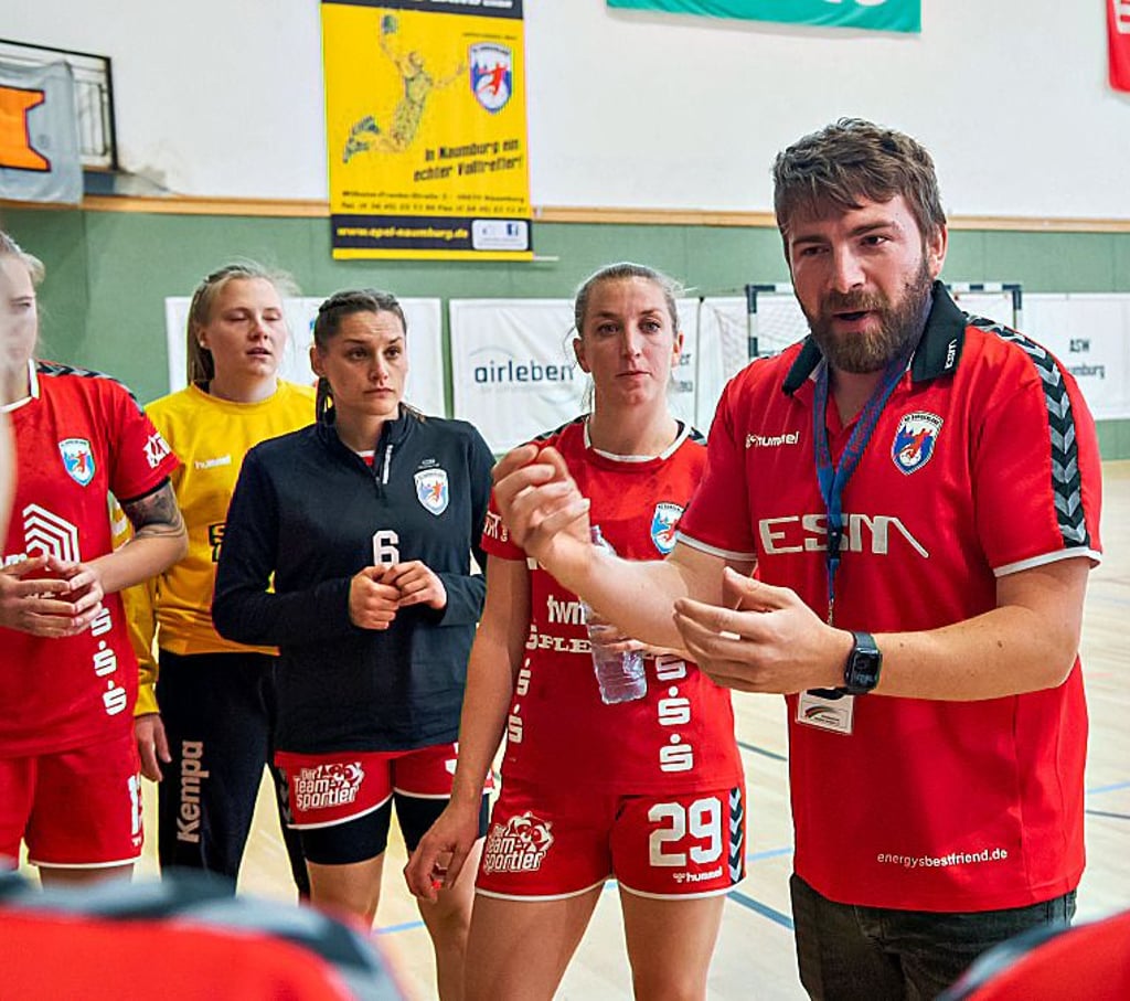 HCB-Trainer Sascha Meiner schwört seine Spielerinnen ein.