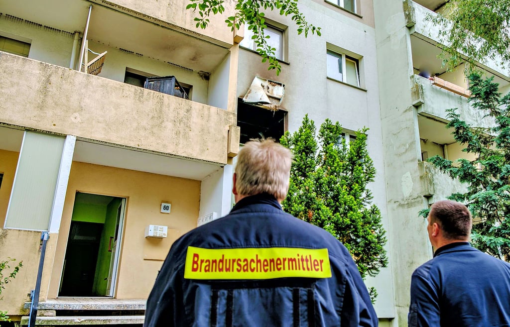 Am Montag haben Brandursachenermittler der Polizei sich das Objekt angesehen. Deutlich erkennbar ist der Schaden im ersten Obergeschoss.