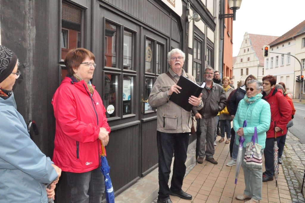 Die Sandstraße - mehr als nur Garley und Reutter - unter diesem Motto fand am Sonntag eine besondere Stadtführung mit Rupert Kaiser (Zweiter von links) statt, die sich mit den geschichtlichen Ereignissen an Gardelegens einstiger Prachtstraße befasste.