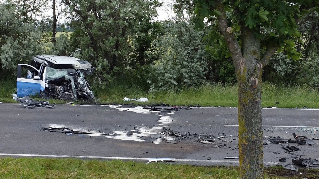 Die Insassen des Kleintransporters wurden schwer verletzt.