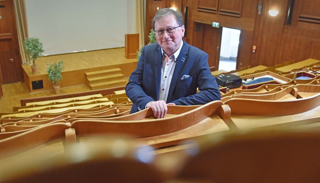 Jürgen Voigt im Hörsaal des ehemaligen Gebäudes 041 der Filmfabrik - das wurde zum modernen Rathaus samt Campus-Gelände.