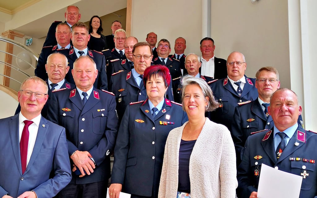 Innenministerin Tamara Zieschang und OB Armin Schenk mit den Ausgezeichneten, darunter Claudia Elze (2. Reihe M.) aus Bitterfeld-Wolfen