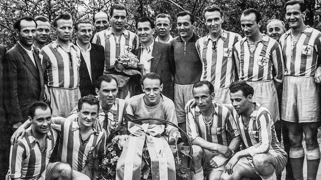 Die Turbine-Meistermannschaft, (Spieler im Trikot v.l.): Blüher, Knefler, Richter, Stops, Werkmeister, Rappsilber, Trainer Fred Schulz – vorn (v.l.): Schmidt, Ebert, Heyse, Kegel, Gola, Kulitze. Der 2020 verstorbene Walter Schmidt wurde später mit dem Halleschen FC erster DDR-Juniorenmeister und führte die Rot-Weißen 1970/71 als Oberliga-Dritten in den Europapokal.