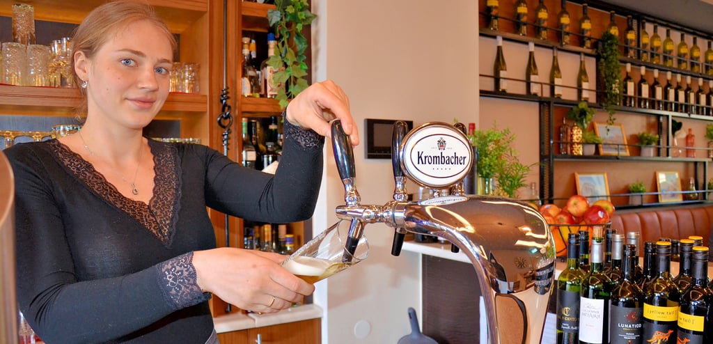 Restaurantfachfrau Tessa Hoffmann zapft im Akis in Stendal ein Bier. Wie die Assistentin des Inhabers sagt, gehen die Gäste in der Speisegaststätte am Markt in Stendal mit der moderaten Preiserhöhung mit.