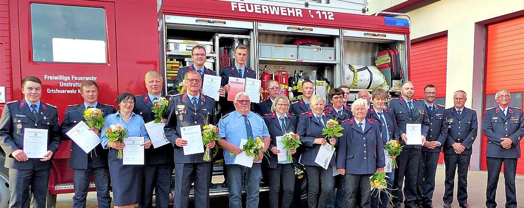 Während der Jahresversammlung sind mehrere Feuerwehrfrauen und -männer der Ortsfeuerwehr Karsdorf ausgezeichnet und befördert worden.