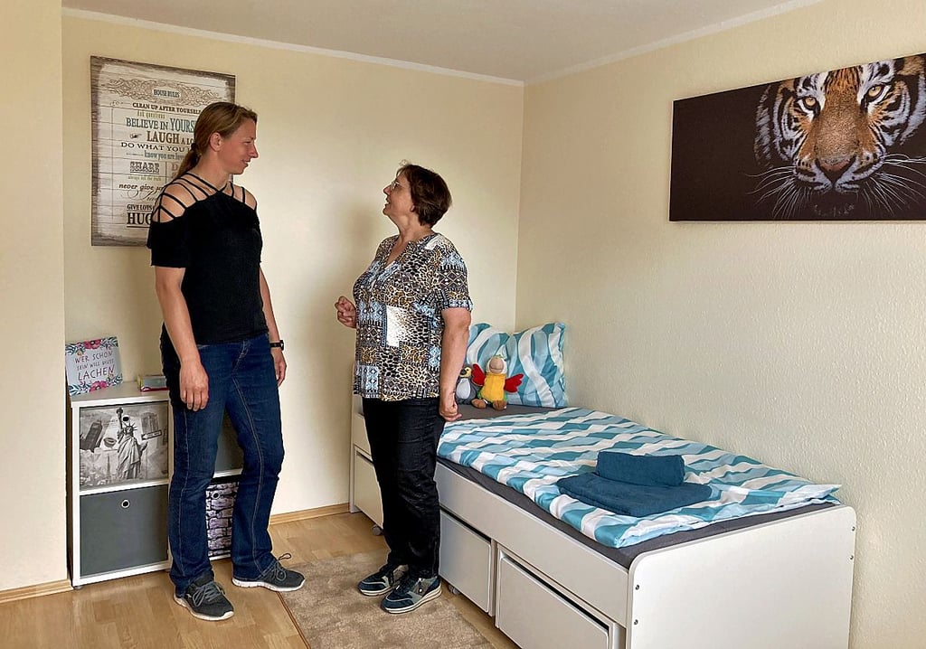 Einrichtungsleiterin Nicole Ohk (li.) und Bereichsleiterin Annette Schermuck in einem der Zimmer