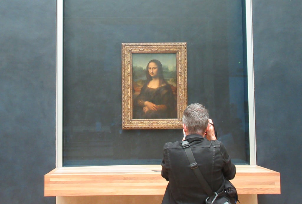 Nachdem die Mona Lisa mehrfach angegriffen wurde, hängt das Bild hinter einem Panzerglas im Pariser Louvre.