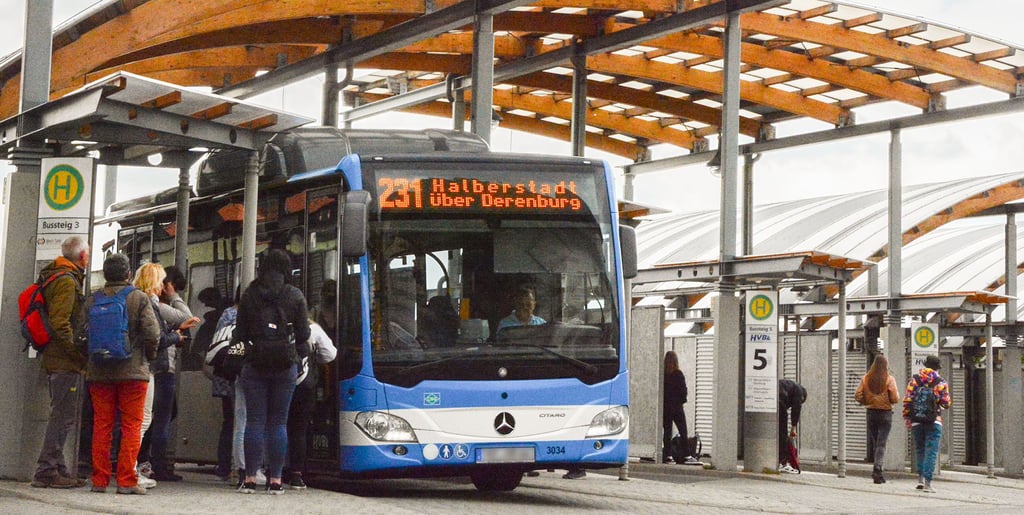 Ein Bus der Harzer Verkehrsbetriebe startet vom Hauptbahnhof Wernigerode nach Halberstadt. Das Unternehmen hat bis zum Montag (30. Mai) mehr als 1600 9-Euro-Tickets verkauft.