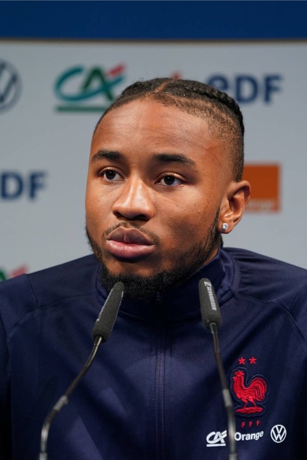 Christopher Nkunu hat sich auf einer Pressekonferenz zu seiner Zukunft bei RB Leipzig geäußert.