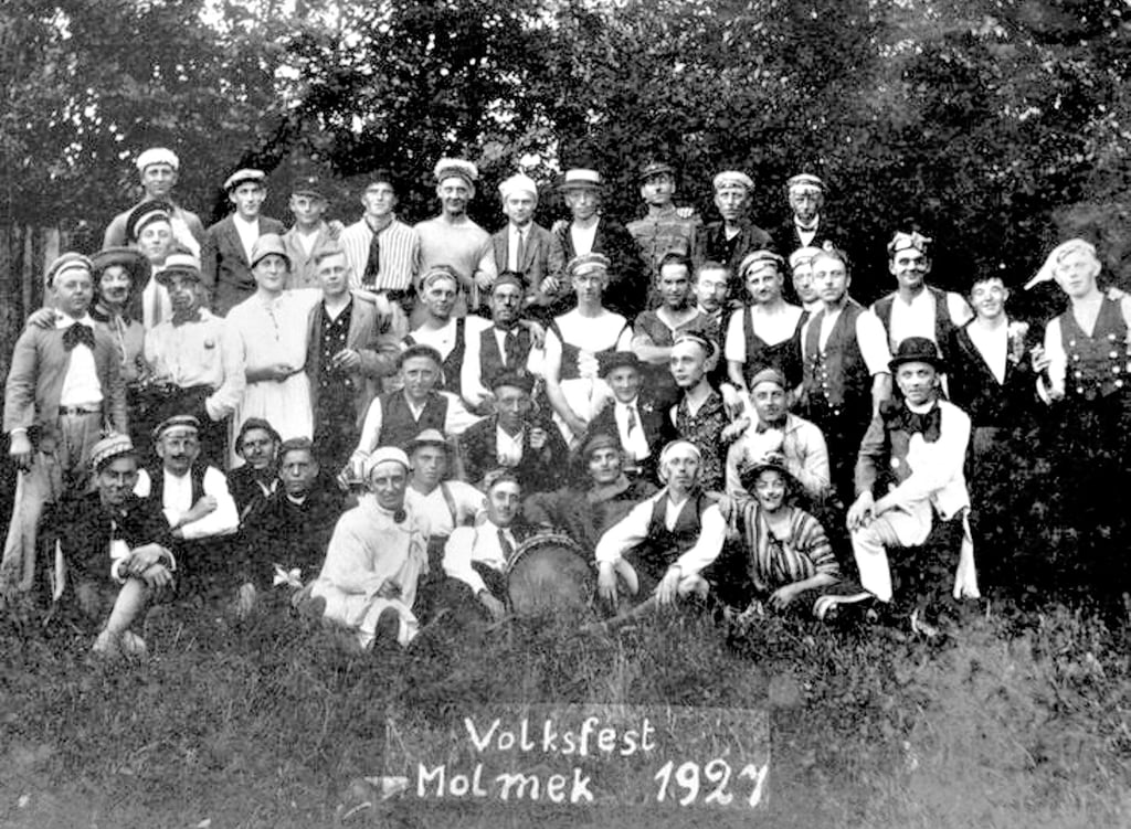 Auf dem Festplatz in Molmeck wurden regelmäßig Volksfeste vom Gasthausbetreiber Kurt König, nach dem die Pension und das Gasthaus „Alter König“ benannt sind, organisiert. In diesem und nächstem Jahr lassen seine Nachfahren die Feste wieder aufleben.