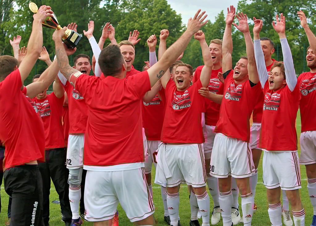 Der Moment schlechthin: Der CFC erhält den Meisterpokal.