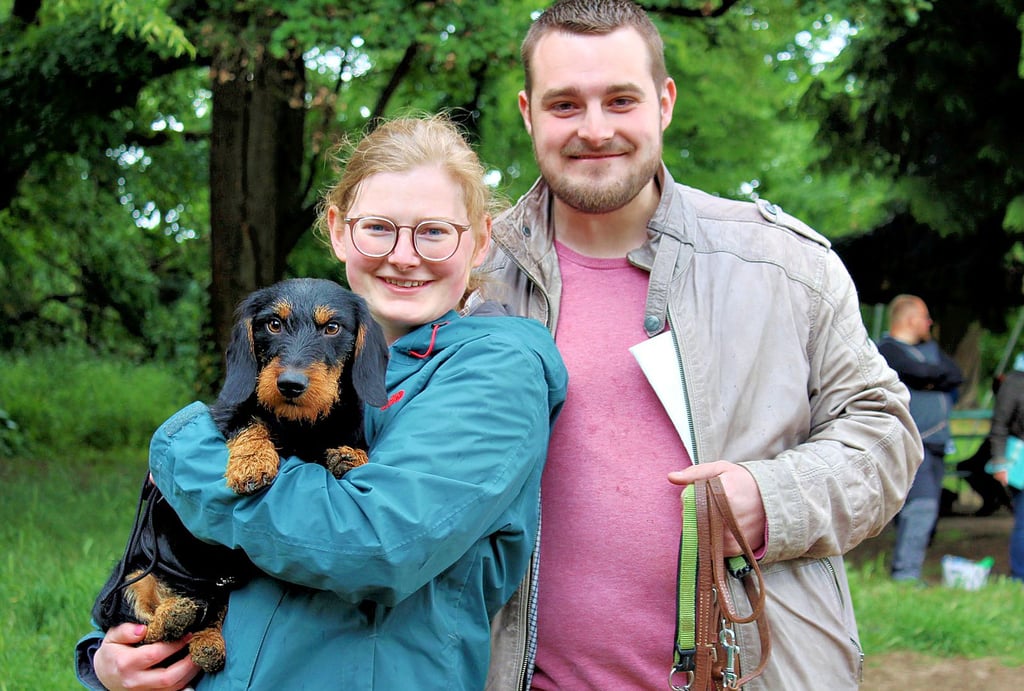 Johanna Lüders und Tobias Grahn sind stolz auf ihren Rüden. Charlie vom Elsterstieg ist ein Jahr alt und ein richtiger Charmeur im Ring und auch außerhalb.