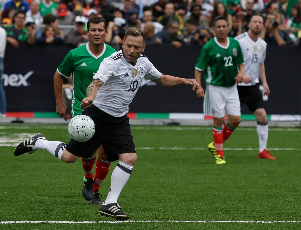 Der ehemalige deutsche Fußballprofi Thomas Häßler (vorn) spielt gegen den ehemaligen mexikanischen Fußballprofi Ramón Ramírez während eines Legendenspiels 2017 in Mexiko-Stadt.