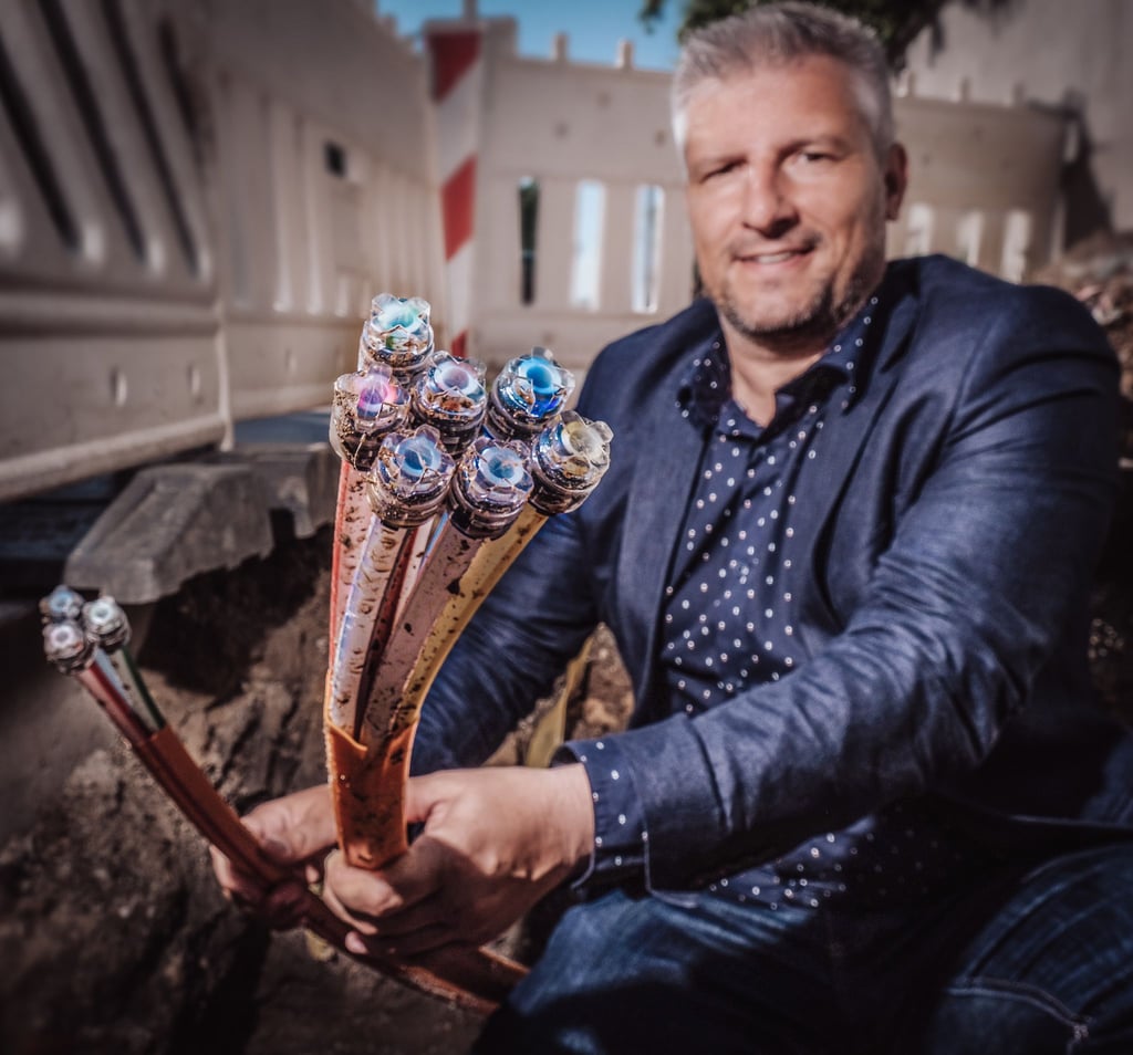 Andreas Marggraf, Bürgermeister in Mücheln, mit Glasfaserkabeln für den Breitbandausbau. Die Stadt im Saalekreis hat sich beim Ausbau des schnellen Internets weit nach vorn gearbeitet.