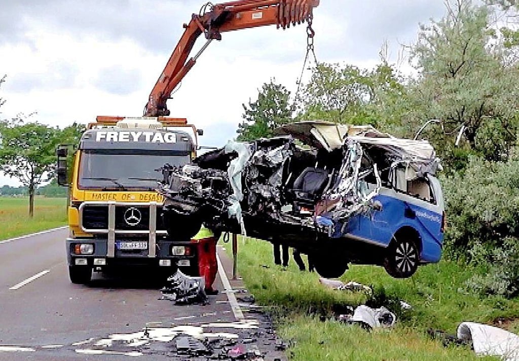 Aufräumarbeiten nach dem tragischen Verkehrsunfallbam Montag (30. Mai) auf der B189 zwischen Stendal und Osterburg. In diesem Kleinbus war eine Familie unterwegs. Der Fahrer verstarb am Unfallort, drei Insassen, darunter ein Kind, wurden schwer verletzt.