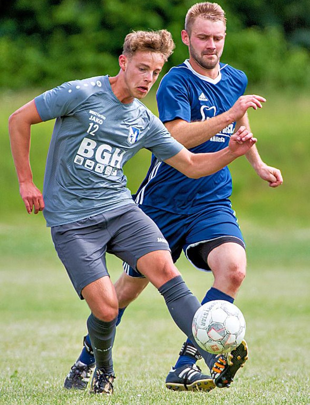 Bad Kösens Nachwuchstalent Jonas Keitel (l.) im Zweikampf mit Gästespieler Pascal Selzer (Eintracht/Union).