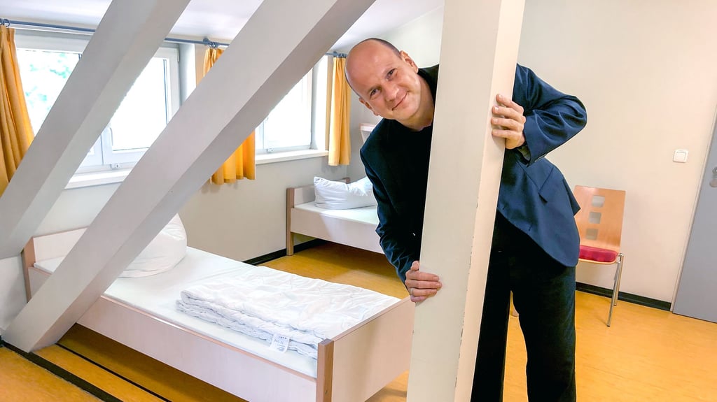 Blick in ein Zimmer der Jugendherberge Dessau: Leiter Florian Mädicke ist froh, dass es nach Corona endlich wieder richtig losgeht.
