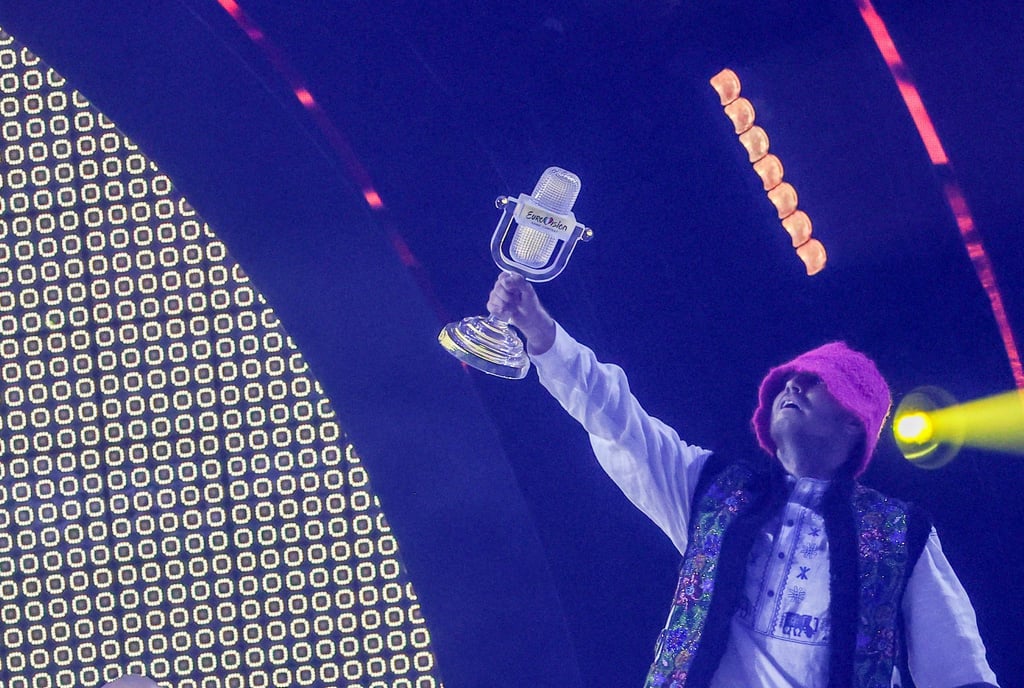 Die ukrainische Band Kalush Orchestra hat nach eigenen Angaben ihre ESC-Trophäe für 900.000 Euro versteigert.
