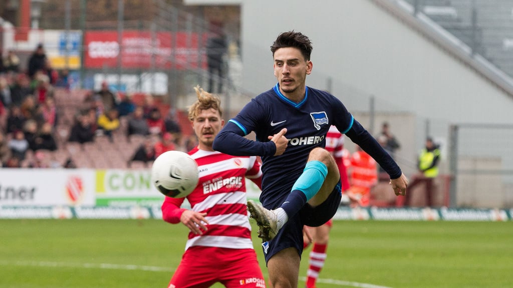 Timur Gayret - hier im Regionalliga-Spiel gegen Cottbus für Hertha II am Ball - wechselt ablösefrei zum Halleschen FC.