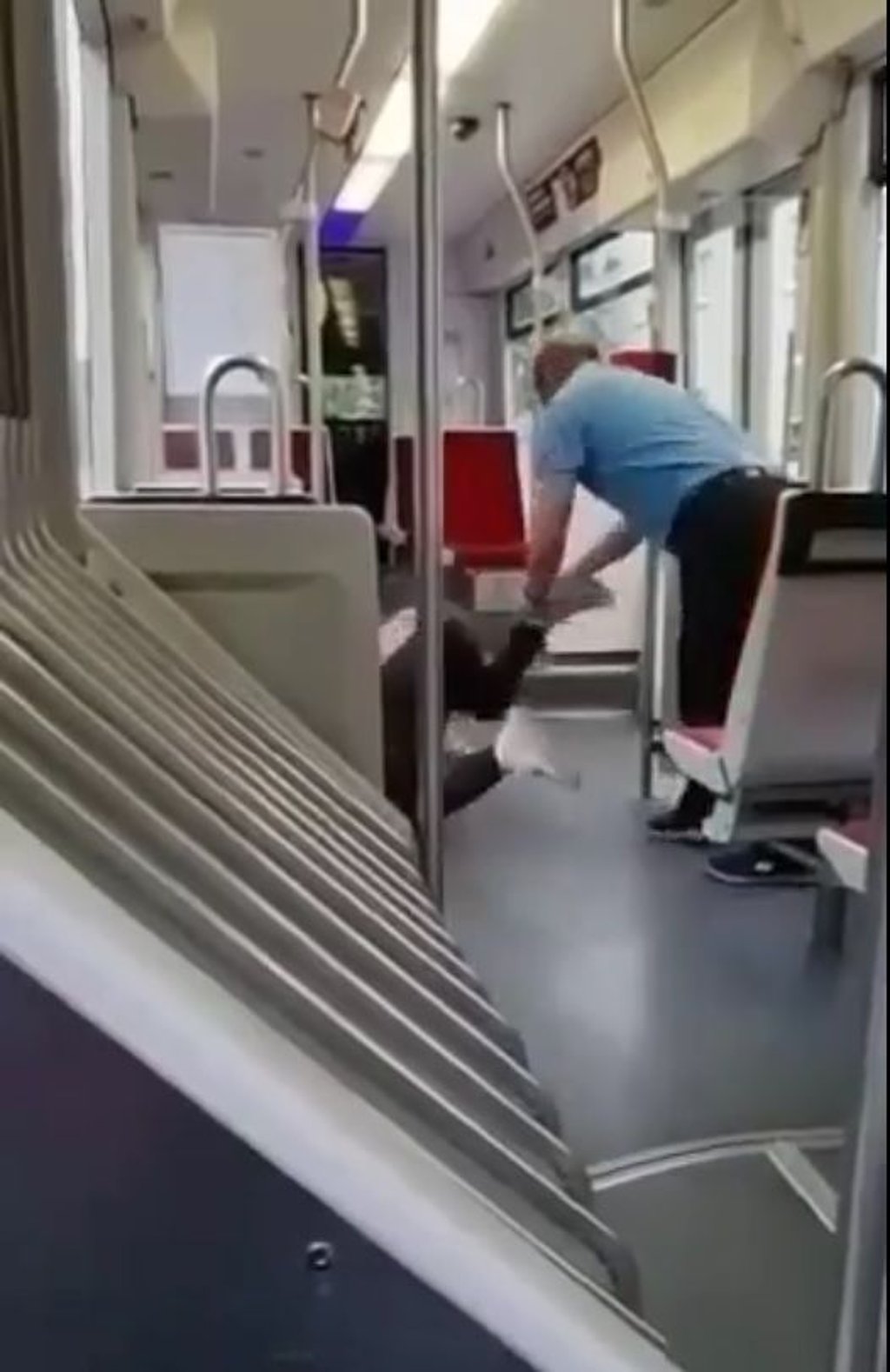 Fahrer verprügelt Fahrgast in einer Straßenbahn in Halle